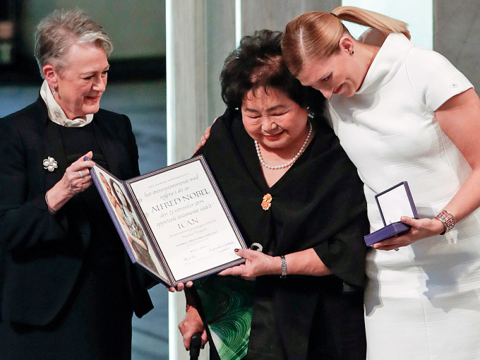 Berit Reiss-Andersen, chairperson of the Norwegian Nobel Committee, hands over the 2017 Nobel Peace Prize to Beatrice Fihn, leader of ICAN (International Campaign to Abolish Nuclear Weapons), and Hiroshima nuclear bombing survivor Setsuko Thurlow. Photo: Terje Bendiksby / NTB scanpix
